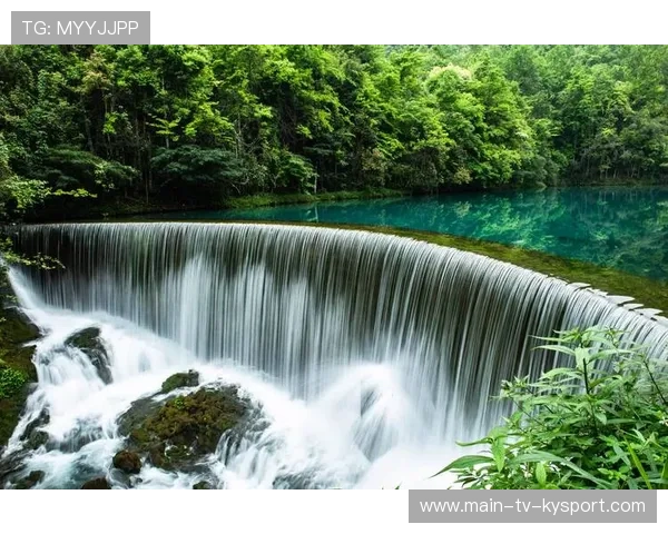 自行车山地队训练在瀑布下通过，画面疯传