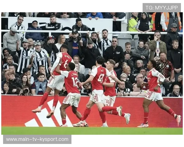 莱奥边路连过两人后传中,莫拉塔前点甩头攻门入网 莱奥边路连过两人后传中,莫拉塔前点甩头攻门入网